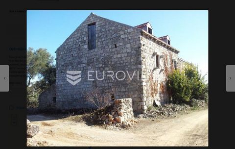 An old house for renovation can be a real gem for those who want to create something special. This is how I would describe such a house: This old house, located in a peaceful environment on the island of Šipan, not far from Dubrovnik, has the charm o...