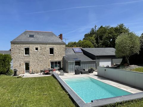 VIGNEUX DE BRETAGNE-44360 En plein cœur du centre-ville, maison de maitre de 180 m2, état irréprochable avec piscine sur terrain de 712 m2. Un air de campagne en plein cœur du bourg, voici une magnifique Maison de maitre en pierres offrant toutes les...