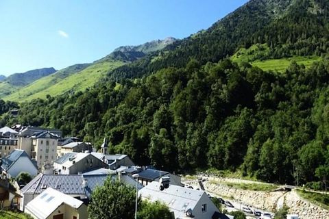 Dieses gemütliche Apartment befindet sich in einer charmanten Residenz und bietet komfortable Unterkunft für bis zu 4 Gäste mit Blick nach Norden auf das Dorf und die Berge. Es verfügt über einen Eingang, eine Küchenzeile und ein Wohnzimmer mit einem...