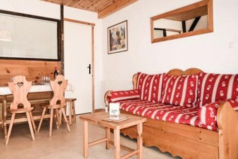 Questo appartamento di 36 mq, situato al piano terra, è perfetto per un soggiorno confortevole. Dispone di un soggiorno con panca e televisione e di una camera con un letto da 140 cm e un letto a castello da 80 cm. L'appartamento può ospitare fino a ...