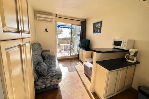 This cozy ground-floor studio apartment is located in the Point Zיro sector of La Grande Motte, offering a peaceful retreat with a sea view. The apartment features a cabin area with a 140 cm bed, ideal for two, separated from the living room by a doo...