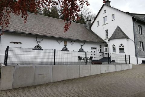 Gerenoveerd appartement in het jachtslot Siedlinghausen. Midden in een van de mooiste valleien van het Sauerland, op 4 km van het centrum van Siedlinghausen, ligt dit bijzondere jachthuis. Alles is centraal gelegen, al merk je daar niets van, geen dr...