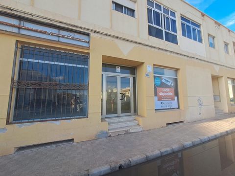 The premises for sale are located in Puerto del Rosario for 110,000 euros. It has an area of 242 m² and a bathroom.Do you want to make a visit?CONTACT US! real ... ... C/Pedro Guy Vandaele, Local 2 (Corralejo)