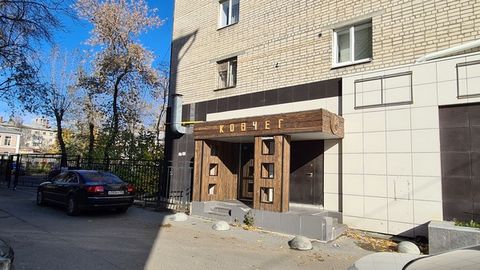 Продам помещение в центре Екатеринбурга, по адресу Малышева, 85. Помещение, общей площадью 300 кв. метров состоит из кабинета на первом этаже (30 кв. метров) и подвального помещения. Своя входная группа, вход с торца здания. 3 с/у. Практически во все...