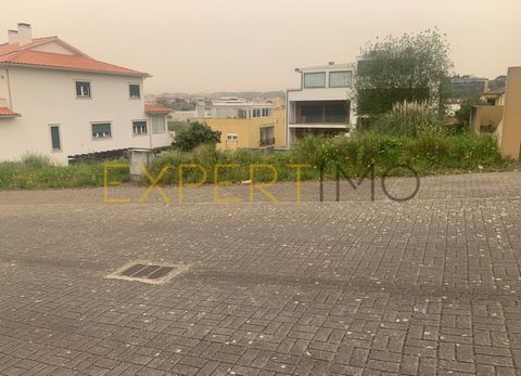 Se vende, parcela de terreno en una de las zonas más privilegiadas de Leiria, zona de Santa Clara. Para construcción de casa adosada de hasta 4 plantas (sótano, planta baja, 1ª planta y buhardilla). Cerca de todos los servicios públicos, incluyendo V...