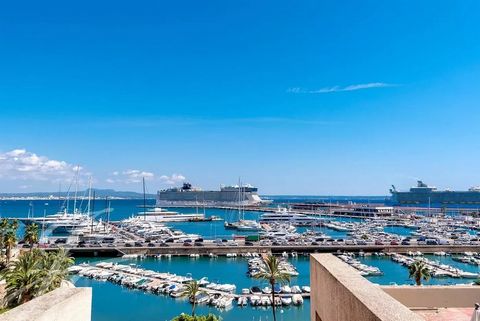 Dieses wunderbare Penthouse mit großer Terrasse zeichnet sich aus durch absolute Privatsphäre, direkten schönen Blick auf die Bucht von Palma, dem Club de Mar und die Anlegestelle von Can Barbará. Das Apartment besteht aus drei Schlafzimmern, zwei Do...