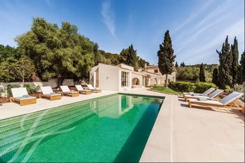 Experience your dream home in the idyllic S’Arracó! Thoroughly renovated in 2024, this modern finca seamlessly blends elegant living comfort with traditional Mallorcan charm, offering breathtaking views of the picturesque island landscape. The main h...