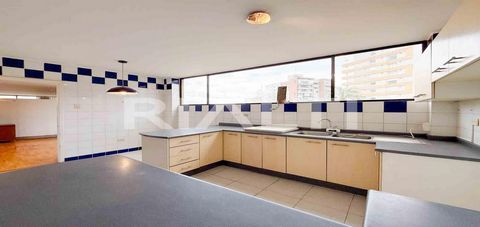 Inmueble-COM-1086 Apartment for sale in the La Coruña sector, is located 5 minutes from Av. Coruña, which is one of the most central and dynamic areas. It has 213m2 of construction + 3 parking spaces + 1 warehouse3 bedrooms with large closets2 full b...