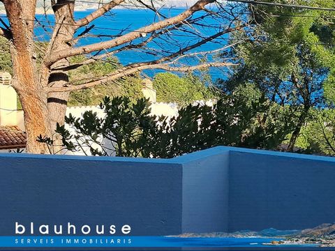 We present this charming single-storey house, located in a quiet urbanization of Port de la Selva with views of the sea and the mountains. The property has been completely renovated, combining design and comfort in every corner. It has three spacious...