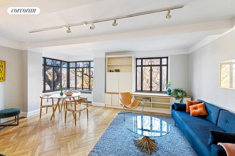 NEW in BROOKLYN HEIGHTS! This unparalleled and breathtaking large 1-bedroom cooperative is nestled within the historic Art Deco building at 160 Columbia Heights and along the renowned Brooklyn Heights Promenade. Bathed in sunlight, this rarely availa...