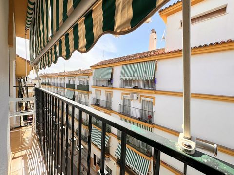 Discover this charming apartment located in the picturesque old town of Marbella, built in 1985 and situated on the top fourth floor of a building with an elevator. Key Features: West Orientation: Enjoy evenings filled with natural light and warm sea...