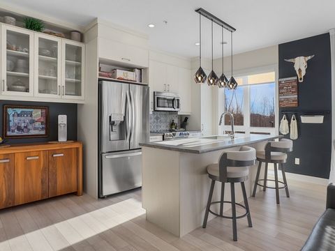 Modern and Bright Condo for Sale in Saint-Hubert -- Located in the sought-after neighborhood of Le Boisé, this 992 sq. ft. condo, built in 2018, features 2 spacious and bright south-facing bedrooms, a modern bathroom, a gas fireplace for cozy evening...