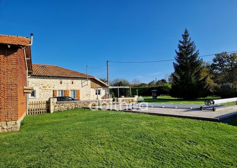 Venez découvrir cette belle maison d'habitation sans vis à vis, comprenant, au rez de chaussée, d'une grande pièce de vie avec cuisine ouverte et équipée, une chambre, une salle d'eau (douche à l'italienne) et un wc. A l'étage, une mezzanine avec bur...