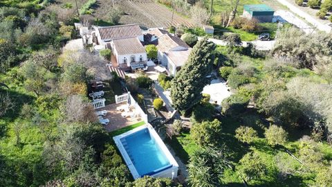 Ubicada cerca del pueblo popular de Coín, esta encantadora casa de campo ofrece una mezcla perfecta de encanto, comodidad y conveniencia. Con un diseño único y peculiar, esta casa de 3 dormitorios y 2 baños destaca, invitándole a experimentar la vida...