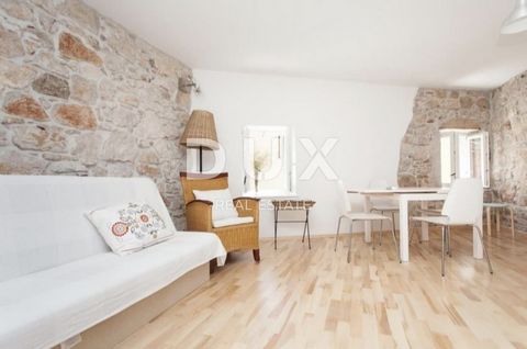 Location: Istarska županija, Rovinj, Rovinj. ISTRIEN, ROVINJ - neu renoviertes Haus im Zentrum der Altstadt Zum Verkauf steht ein charmantes Steinhaus von 120 m², gelegen im Herzen des historischen Zentrums von Rovinj, in der prestigeträchtigen Straß...