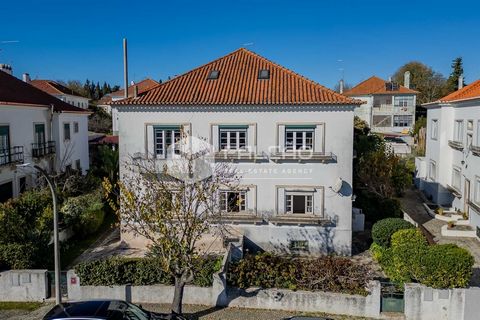 Les presento una propiedad única, situada en la ubicación más prestigiosa de la ciudad de Santarém, en primera línea con el Jardim de São Bento. Esta villa de planta baja tiene un sótano y un garaje y es una excelente oportunidad para aquellos que bu...