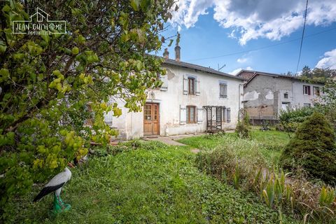 Au centre du beau village de Raon-aux-Bois avec boulangerie, école, coiffeur..., je vous invite à venir découvrir en exclusivité, cette ancienne ferme de 348m2 mitoyenne d'un côté réaménagée sur une grande parcelle de 1345m2 disposant un large hangar...