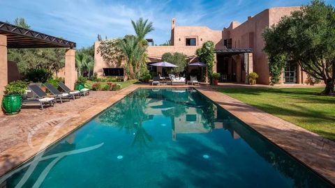 Ce bien de grande qualité est situé dans un beau domaine sécurisé à 15 minutes du centre de la Ville Ocre. Nichée dans un superbe jardin paysagé de 3 800m2 hébergeant une piscine chauffée et son pool-house, un terrain de pétanque et un pavillon avec ...