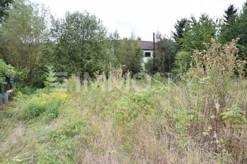 Ideal plot for terraced house or multi-storey house Make your dream home come true! The plot is elongated, has a slight slope and at the end there are shrubs and a small stream. From the upper floors there is a view of fields and forests, which under...