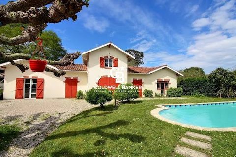 An authentic Arcachon-style villa, a former forest house from the 1940s, restored over several years since 1999, located right in the city center on a beautiful garden. The main house, covering approximately 180 m2, features a dining room, a living r...