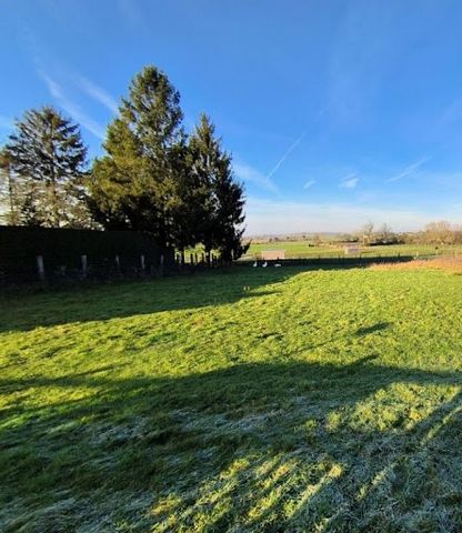 Steven Raveleau vous propose : Dans un village calme et agréable, avec école primaire sur place, un terrain plat à bâtir de 887 m². Possibilité d'acquérir une parcelle de terrain supplémentaire non constructible. A 5 minutes de Gournay-en-Bray ( 7622...