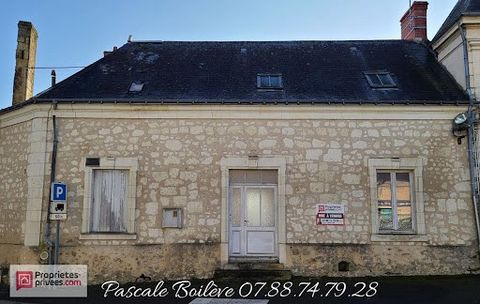 Great potential for this village house to renovate 15 minutes from Saumur. The house includes on the ground floor a living room of 39 m² with wood stove, a fitted kitchen, a toilet with washbasin. Upstairs, a corridor leads to a hallway that can be u...