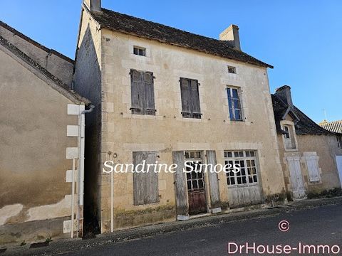 In the town of St Leomer, 10 minutes from Montmorillon, where you will find all amenities. I offer you this house of character to renovate which is just waiting to be relived. It offers, on the ground floor: Two rooms of 16 and 25m2 each with its fir...