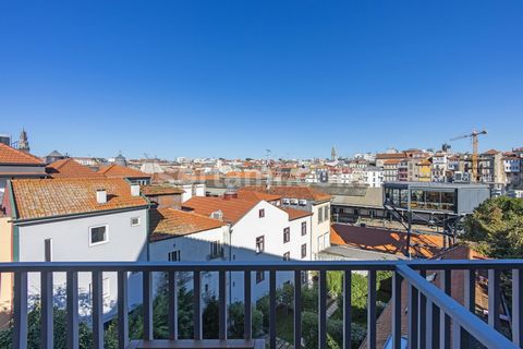 Fantastische 1+1 Wohnung in einer luxuriösen Wohnanlage im Zentrum von Porto! Die Wohnung besteht aus einem Schlafzimmer mit eigenem Bad, einem Zimmer, das als Schlafzimmer genutzt werden kann, einem Wohnzimmer, einer ausgestatteten Küche und einem k...