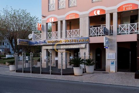 Im Herzen von Vilamoura, nur 30 Meter vom berühmten Yachthafen von Vilamoura entfernt, befindet sich dieses charmante Restaurant, das eine außergewöhnliche Geschäftsmöglichkeit darstellt. Mit erlesenem Geschmack renoviert und mit allem ausgestattet, ...