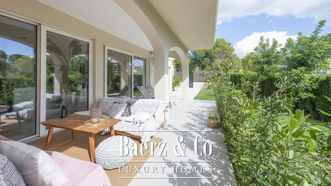 This exclusive garden apartment is located in a quiet area of Portals Nous and is just a stone's throw from the beach. On a living space of almost 200 m², the open-plan kitchen with its modern fireplace offers the perfect place to cook, eat and live ...