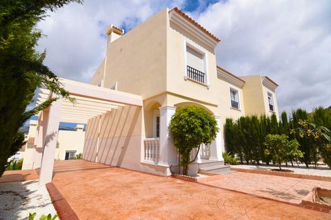 A 2 bedroom bungalow in Calpe, with communal pool and beautiful views toward the Oltá Mountain, just 3,4 km distance to the beach. This 142 sqm bungalow, is built on 2 levels plus underground, connected with each other by an internal staircase, on a ...