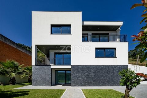 Luxury 3 bedroom detached villa, ready to move in, built in 2024 , with swimming pool and elevator, located on the slope of Bom Jesus (prime area of the city of Braga). Gross construction area 526 m2, land 647 m2, in the parish of Este S. Pedro, Muni...