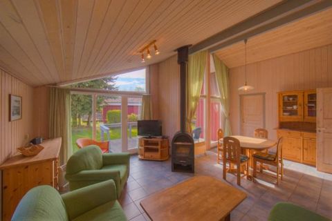 Dieses charmante Ferienhaus bietet einen familienfreundlichen Rückzugsort und bietet Platz für bis zu vier Gäste mit zwei Schlafzimmern und einem Badezimmer. Es ist ideal für Familien und umfasst wichtige Annehmlichkeiten wie Endreinigung und umfangr...