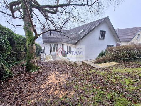 Sedei vous propose ce solide pavillon construit en briques creuses sur sous sol total à Beauvais. La maison est divisée en entrée séjour salon cuisine aménagée salle de bain , wc separé, 2 chambres . A l 'étage une suite parentale, 1 chambre, grenier...