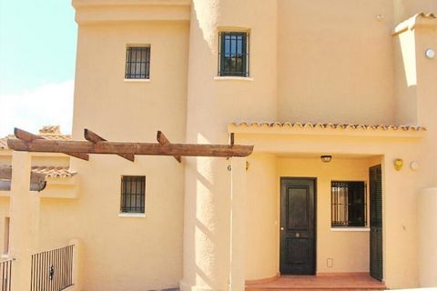 Cette charmante maison de deux étages peut accueillir jusqu'à six personnes et offre un refuge tranquille avec accès à une piscine commune en forme de lagon et à un jardin privé avec des pelouses luxuriantes. Il dispose de trois chambres climatisées,...