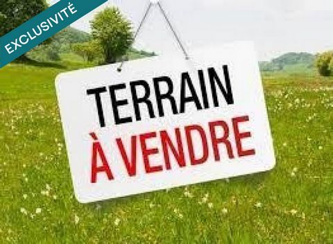 For sale, plot of land ideally located in the town of MARCEY LES GREVES close to the school, shops, health professionals, the A84 and 5 minutes from the center of Avranches. Total buildable area of ??600m² (positive CU for 18 months). Possibility of ...