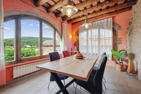 Située dans une zone pittoresque près de la Costa Brava, cette charmante maison de ville en pierre est un véritable témoignage du caractère rustique et de l'authenticité. La propriété se distingue par sa solide construction en pierre qui évoque l'arc...