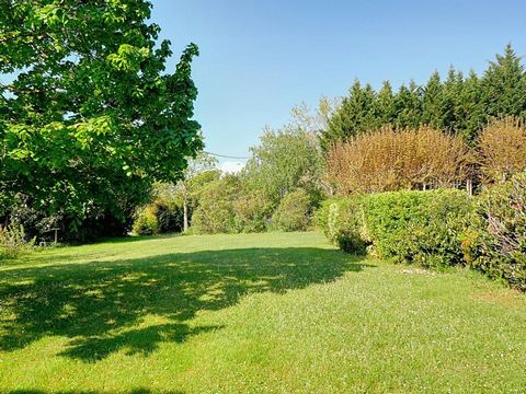 A moins de 15 minutes de Blagnac, sur la commune de Daux et proche des commodités. Terrain à bâtir plat de 1100m2 environ situé dans en environnement campagne et verdoyant. Vous découvrirez sur ce beau terrain une piscine ainsi qu'un pool house équip...