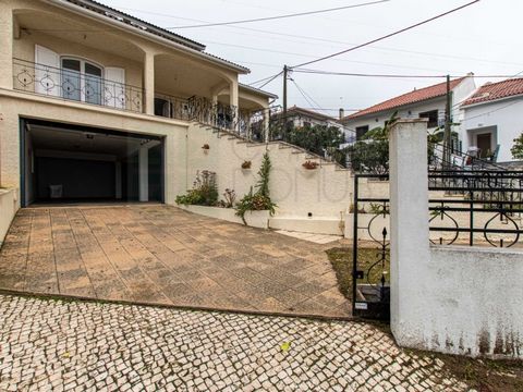 Inserida num lote de 550m2, esta moradia dispõe de um espaço exterior com churrasqueira, árvores de fruto e horta. Está divida em 3 pisos: Garagem: com 150 m2 e Wc completo; Piso 0: Sala e cozinha com lareira; 2 quartos; 1 Wc Piso 1: 2 quartos com ar...