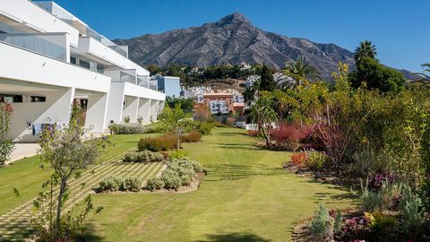 Located in Nueva Andalucía. Charming ground floor apartment with garden in the Azahar de Marbella complex, boasting panoramic views of the Mediterranean Sea and golf fairways. In pristine condition, this corner unit offers extra privacy and a larger ...