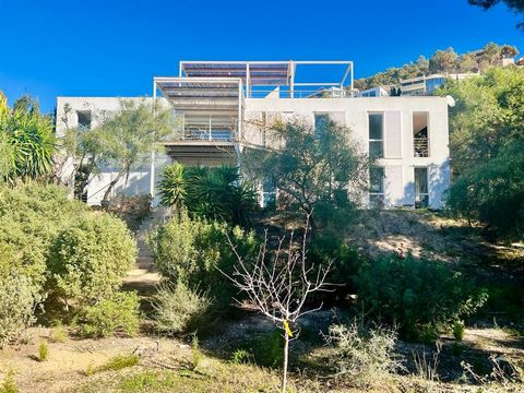 Wonderful House in Talamanca with stunning views Discover the unmatched potential of this property located in the prestigious Can Pep Simo urbanization, where every window frames the stunning vistas of Talamanca Bay and the historic old town of Ibiza...