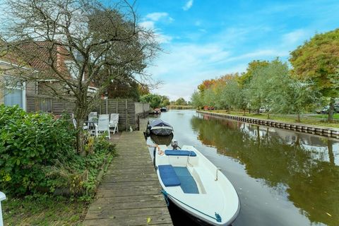 Cette confortable maison de vacances avec sa propre jetée est située au bord d'un canal, dans un petit quartier résidentiel, sur un terrain de 110 m². Il convient très bien aux familles et aux amis et n'est pas adapté aux personnes à mobilité réduite...