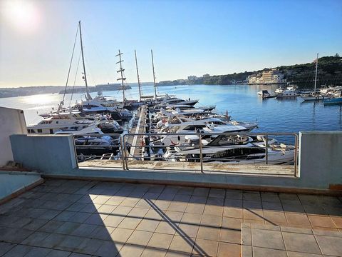 Dieses fantastische Duplex-Penthouse im Hafen von Mahón, MENORCA, IST EIN PARADIES IN DER NÄHE mit atemberaubendem Blick auf den Hafen. Mit einer großzügigen Wohnfläche von 163 m² eignet sich diese Immobilie perfekt zum Einzug.~MENORCA IST EIN NAHE P...