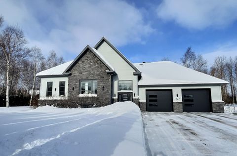 Propriété de luxe construite en 2014, située à Laterrière sur une rue paisible. Implantée sur un terrain boisé de 53 329,79 pieds carrés, cette maison offre des espaces extérieurs optimisés : terrasses, foyer en briques, piscine chauffée, spa, gazebo...