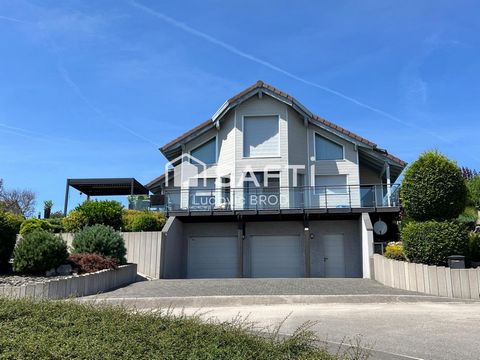 Située sur la commune des Fontenelles, venez découvrir cette superbe maison gardavaud d’environ 110 m² avec des finitions et matériaux de qualité, le tout sur un terrain de 14 ares. Au 1er étage, une cuisine équipée lombardot ouverte sur la salle à m...