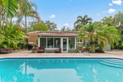 **Charming 2-Bedroom, 2-Bathroom Home in Fort Lauderdale** This beautiful property features 2 spacious bedrooms and 2 modern bathrooms, perfect for comfortable living. Enjoy a swim year-round in the heated pool, providing a perfect oasis for relaxati...