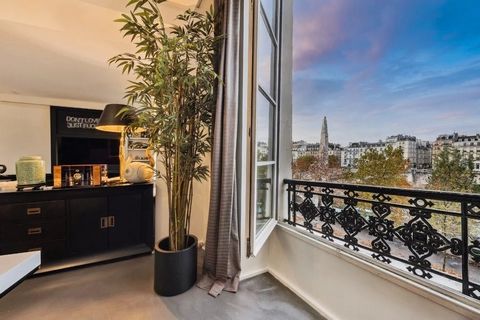 Discover this elegant apartment along the banks of the Seine, offering an exceptional view of Paris, its monuments, and the Seine. A spacious living room with a fireplace, featuring large river-facing windows, and a modern open kitchen with a dining ...