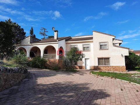 Fabelhafte Villa zum Verkauf 7 Minuten von Montserrat, 10 Minuten von Torrent und 20 Autominuten von Valencia entfernt, in einer der besten Urbanisationen der Gegend. Die Villa ist 299 m2 groß und befindet sich auf einem Grundstück von 2.148 m2. Hier...