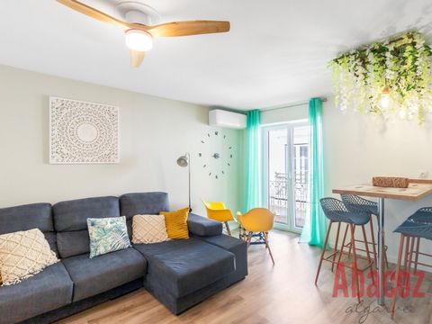 Ce superbe appartement au premier étage a été entièrement rénové pour atteindre un niveau très élevé et moderne. Il est situé dans le centre historique de Lagos, à proximité de toutes les commodités et à seulement quelques minutes de marche des resta...