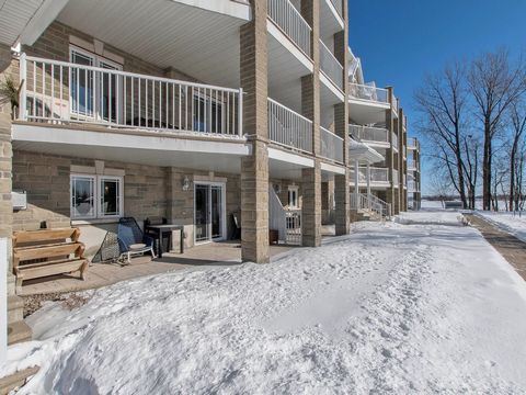 Superbe condo, en bordure du fleuve Saint-Laurent, aux Jardins du St-Laurent, construit en 2010. Il offre une belle luminosité, avec climatisation centrale et foyer au gaz naturel. Vous apprécierez la belle terrasse, accessible sans marche, qui mène ...